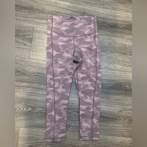 Athleta Women’s XS Ultimate Stash Pocket Texture Camo Capri Leggings Light Pink